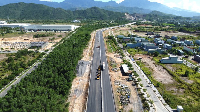 Video: Cận cảnh thảm những mét bê tông nhựa cuối cùng tuyến chính cao tốc Hoà Liên - Tuý Loan - Ảnh 16.