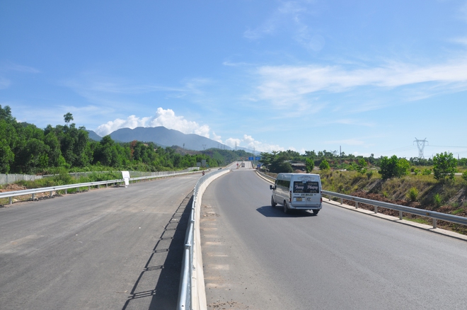 Video: Cận cảnh thảm những mét bê tông nhựa cuối cùng tuyến chính cao tốc Hoà Liên - Tuý Loan - Ảnh 15.