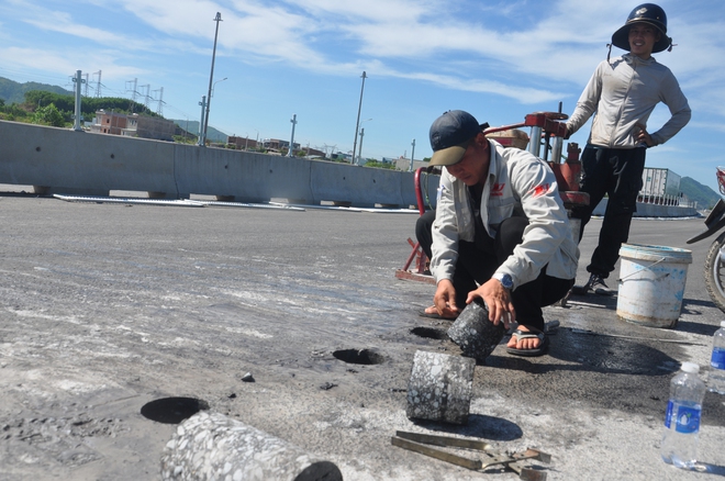 Video: Cận cảnh thảm những mét bê tông nhựa cuối cùng tuyến chính cao tốc Hoà Liên - Tuý Loan - Ảnh 14.