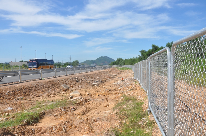 Video: Cận cảnh thảm những mét bê tông nhựa cuối cùng tuyến chính cao tốc Hoà Liên - Tuý Loan - Ảnh 13.