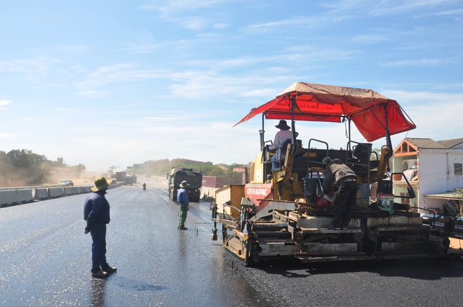 Video: Cận cảnh thảm những mét bê tông nhựa cuối cùng tuyến chính cao tốc Hoà Liên - Tuý Loan - Ảnh 3.