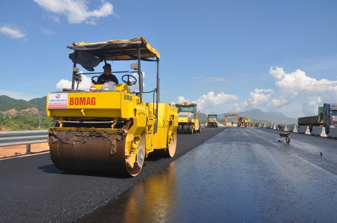 Video: Cận cảnh thảm những mét bê tông nhựa cuối cùng tuyến chính cao tốc Hoà Liên - Tuý Loan - Ảnh 6.