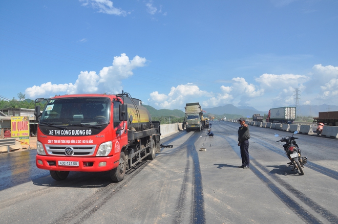 Video: Cận cảnh thảm những mét bê tông nhựa cuối cùng tuyến chính cao tốc Hoà Liên - Tuý Loan - Ảnh 4.