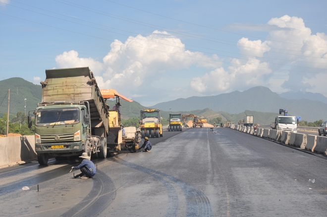 Video: Cận cảnh thảm những mét bê tông nhựa cuối cùng tuyến chính cao tốc Hoà Liên - Tuý Loan - Ảnh 7.