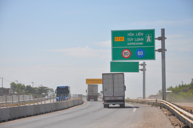 Video: Cận cảnh thảm những mét bê tông nhựa cuối cùng tuyến chính cao tốc Hoà Liên - Tuý Loan - Ảnh 10.