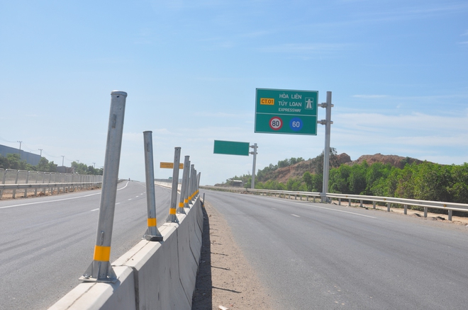 Video: Cận cảnh thảm những mét bê tông nhựa cuối cùng tuyến chính cao tốc Hoà Liên - Tuý Loan - Ảnh 11.