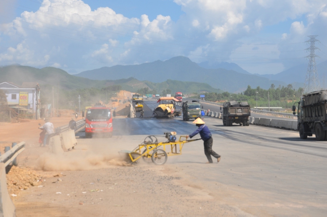 Video: Cận cảnh thảm những mét bê tông nhựa cuối cùng tuyến chính cao tốc Hoà Liên - Tuý Loan - Ảnh 8.