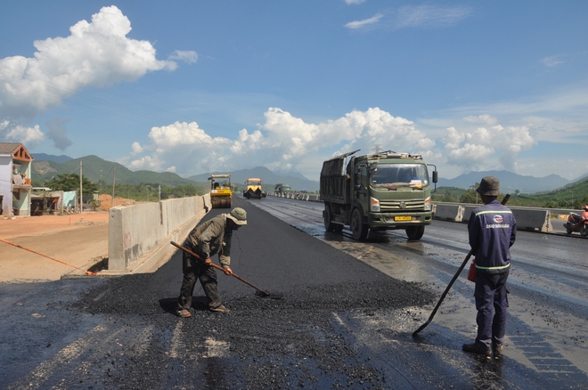 Video: Cận cảnh thảm những mét bê tông nhựa cuối cùng tuyến chính cao tốc Hoà Liên - Tuý Loan - Ảnh 5.