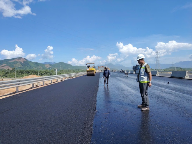 Video: Cận cảnh thảm những mét bê tông nhựa cuối cùng tuyến chính cao tốc Hoà Liên - Tuý Loan - Ảnh 9.