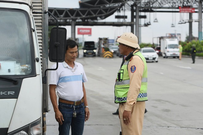 CSGT tuần lưu trên cao tốc gọi loa yêu cầu lái xe tải đi đúng làn đường qui định  - Ảnh 3.