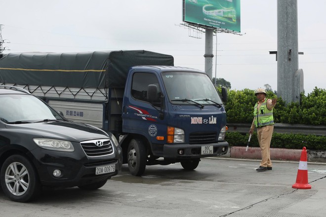 CSGT tuần lưu trên cao tốc gọi loa yêu cầu lái xe tải đi đúng làn đường qui định  - Ảnh 1.