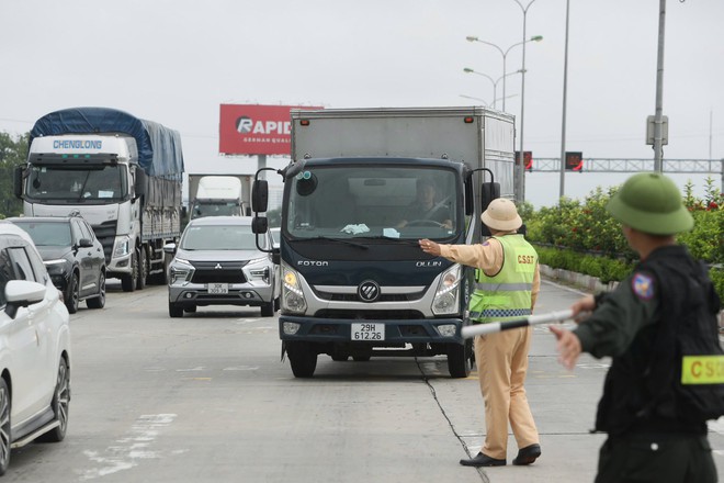 CSGT tuần lưu trên cao tốc gọi loa yêu cầu lái xe tải đi đúng làn đường qui định  - Ảnh 4.