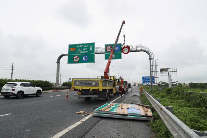 CSGT tuần lưu trên cao tốc gọi loa yêu cầu lái xe tải đi đúng làn đường qui định  - Ảnh 2.