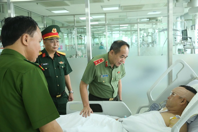 Giám đốc Công an Hà Nội thăm hỏi, động viên Đại úy CSCĐ bị 