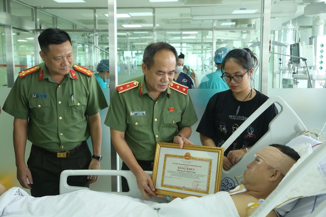 Giám đốc Công an Hà Nội thăm hỏi, động viên Đại úy CSCĐ bị 