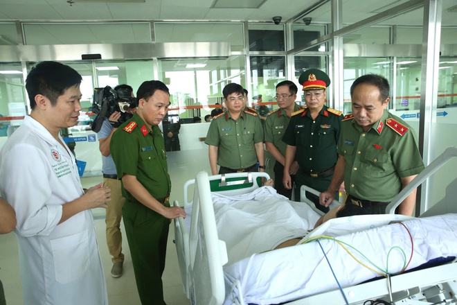 Giám đốc Công an Hà Nội thăm hỏi, động viên Đại úy CSCĐ bị 