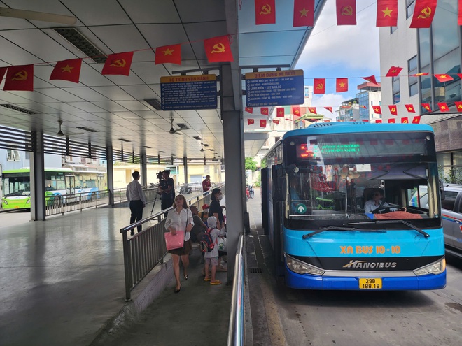 Hà Nội miễn phí vé xe buýt và tàu điện cho hành khách dịp lễ Quốc khánh 02/9- Ảnh 1.