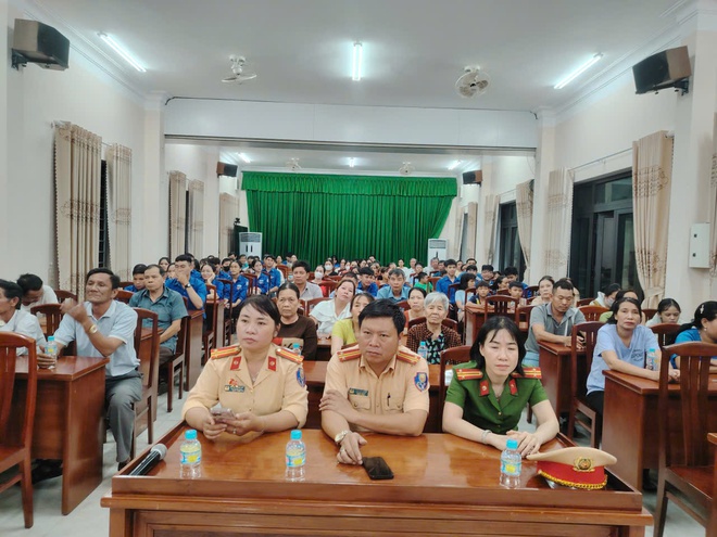 Chong đèn tuyên truyền, phổ biến pháp luật về TTATGT- Ảnh 3.