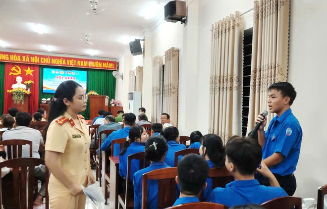 Chong đèn tuyên truyền, phổ biến pháp luật về TTATGT- Ảnh 2.