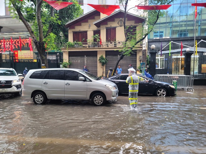 Hà Nội mưa lớn, nhiều tuyến đường ngập sâu, phương tiện di chuyển khó khăn- Ảnh 3.