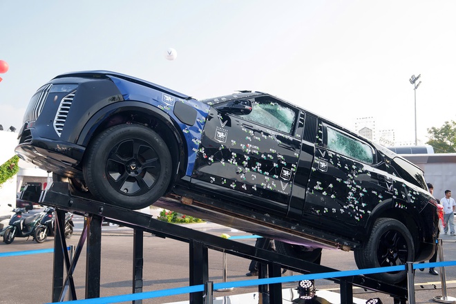 Trải nghiệm thực tế VinFast Lạc Hồng 900 LX, bất ngờ khả năng chống đạn, bom mìn - Ảnh 1.