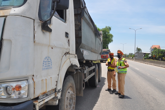 Đà Nẵng: Xử lý xe ben chở đá có dấu hiệu quá tải, bức tử hạ tầng giao thông - Ảnh 6.