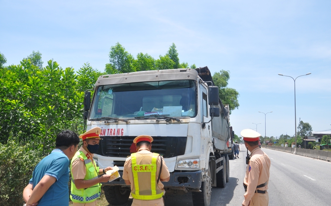 Đà Nẵng: Xử lý xe ben chở đá có dấu hiệu quá tải, bức tử hạ tầng giao thông - Ảnh 2.