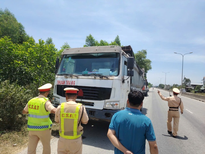 Đà Nẵng: Xử lý xe ben chở đá có dấu hiệu quá tải, bức tử hạ tầng giao thông - Ảnh 5.