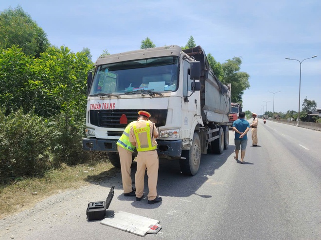 Đà Nẵng: Xử lý xe ben chở đá có dấu hiệu quá tải, bức tử hạ tầng giao thông - Ảnh 4.