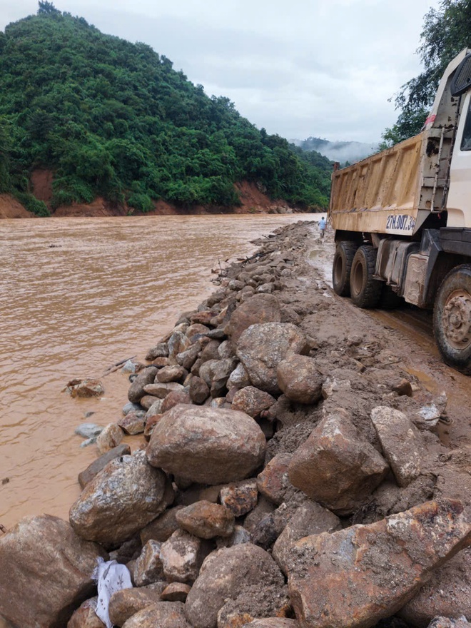 Điện Biên: Xuyên đêm thông tuyến QL12 đoạn qua xã Mường Luân- Ảnh 2.