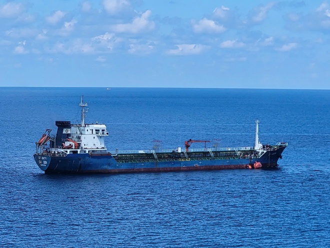 Cháy trên tàu UT Unity khi đang chở gần 4.000 tấn dầu, đã cứu được 20 thuyền viên - Ảnh 10.