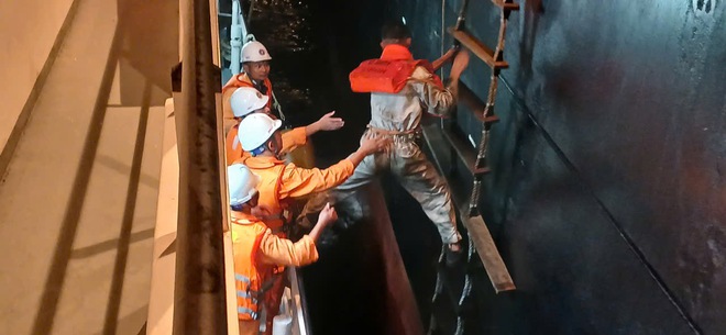 Cận cảnh đưa toàn bộ 20 thuyền viên trên tàu dầu GT Unity về bờ an toàn - Ảnh 1.