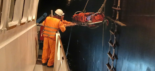 Cận cảnh đưa toàn bộ 20 thuyền viên trên tàu dầu GT Unity về bờ an toàn - Ảnh 2.