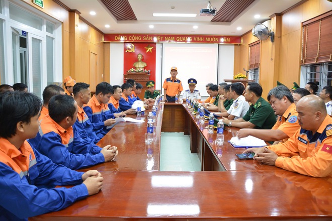 Cận cảnh đưa toàn bộ 20 thuyền viên trên tàu dầu GT Unity về bờ an toàn - Ảnh 3.