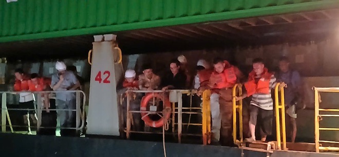 Cận cảnh đưa toàn bộ 20 thuyền viên trên tàu dầu GT Unity về bờ an toàn - Ảnh 4.