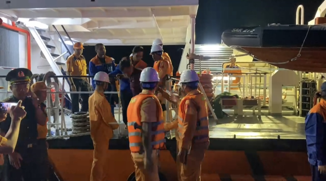 Cận cảnh đưa toàn bộ 20 thuyền viên trên tàu dầu GT Unity về bờ an toàn - Ảnh 5.