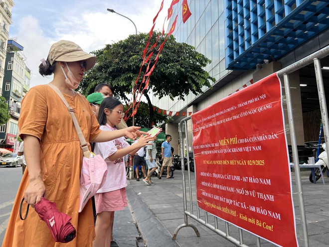 Hà Nội: Trông xe, phát nước miễn phí tại ga Cát Linh phục vụ nhân dân ngày đại lễ A80- Ảnh 4.