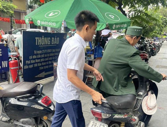 Hà Nội: Trông xe, phát nước miễn phí tại ga Cát Linh phục vụ nhân dân ngày đại lễ A80- Ảnh 1.