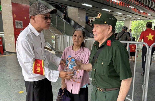 Hà Nội: Trông xe, phát nước miễn phí tại ga Cát Linh phục vụ nhân dân ngày đại lễ A80- Ảnh 2.