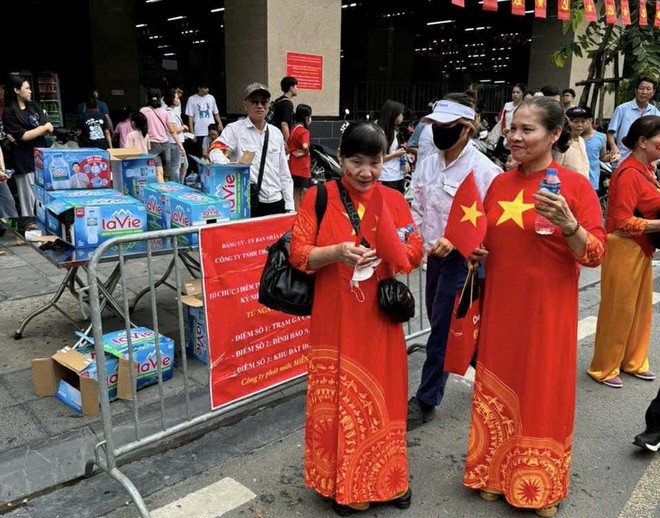 Hà Nội: Trông xe, phát nước miễn phí tại ga Cát Linh phục vụ nhân dân ngày đại lễ A80- Ảnh 3.