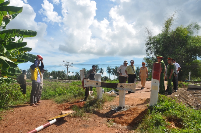 Gia Lai: Hợp sức đóng, xoá lối đi tự mở qua đường sắt- Ảnh 4. Gia Lai: Hợp sức đóng, xoá lối đi tự mở qua đường sắt- Ảnh 4.