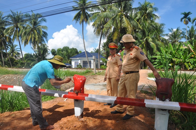 Gia Lai: Hợp sức đóng, xoá lối đi tự mở qua đường sắt- Ảnh 2. Gia Lai: Hợp sức đóng, xoá lối đi tự mở qua đường sắt- Ảnh 2.