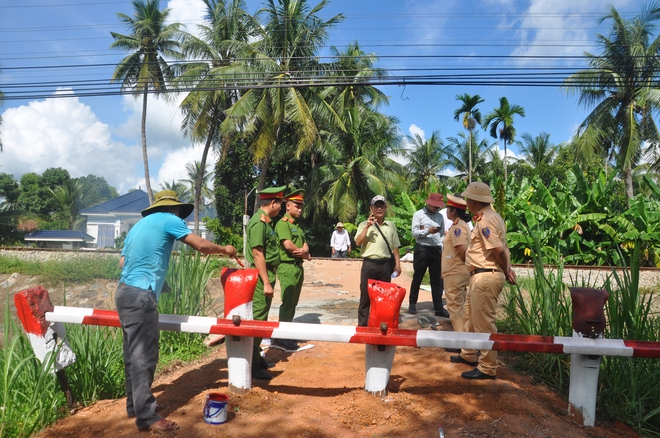 Gia Lai: Hợp sức đóng, xoá lối đi tự mở qua đường sắt- Ảnh 3. Gia Lai: Hợp sức đóng, xoá lối đi tự mở qua đường sắt- Ảnh 3.