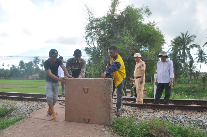 Gia Lai: Hợp sức đóng, xoá lối đi tự mở qua đường sắt- Ảnh 8. Gia Lai: Hợp sức đóng, xoá lối đi tự mở qua đường sắt- Ảnh 8.