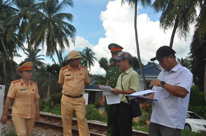 Gia Lai: Hợp sức đóng, xoá lối đi tự mở qua đường sắt- Ảnh 7. Gia Lai: Hợp sức đóng, xoá lối đi tự mở qua đường sắt- Ảnh 7.