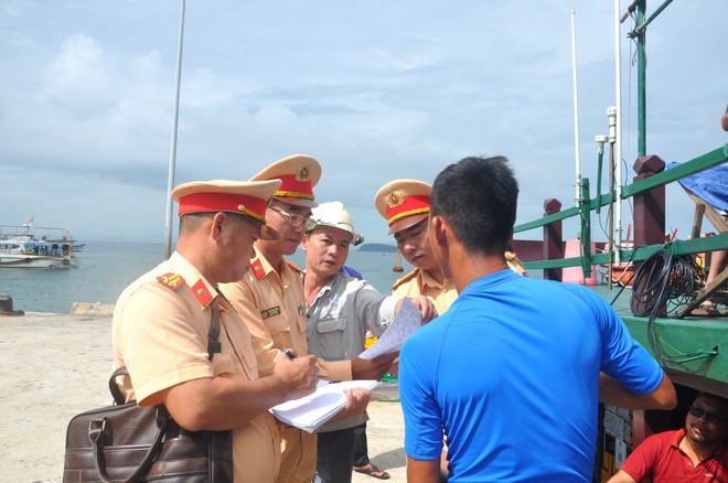 Đà Nẵng: Lực lượng liên ngành kiểm tra công tác đảm bảo TTATGT đường thuỷ nội địa- Ảnh 6.