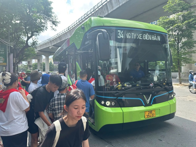 Hà Nội: Vận chuyển trên 239 nghìn lượt hành khách trong ngày Quốc khánh 2/9 - Ảnh 1.