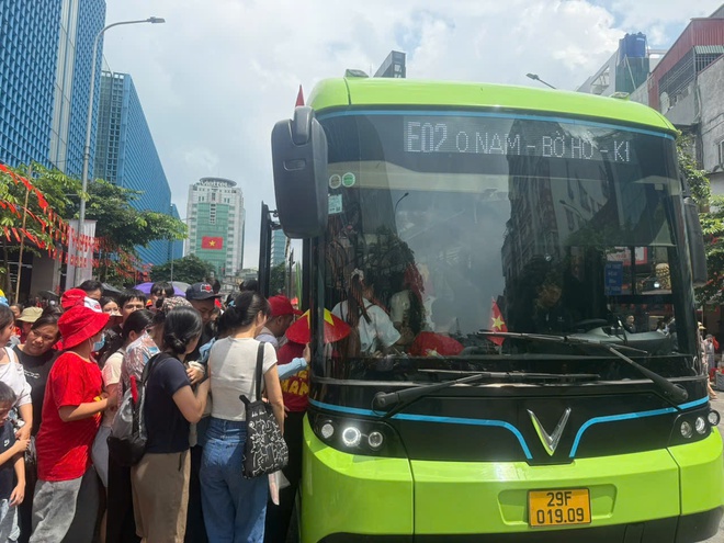 Hà Nội: Vận chuyển trên 239 nghìn lượt hành khách trong ngày Quốc khánh 2/9 - Ảnh 5.