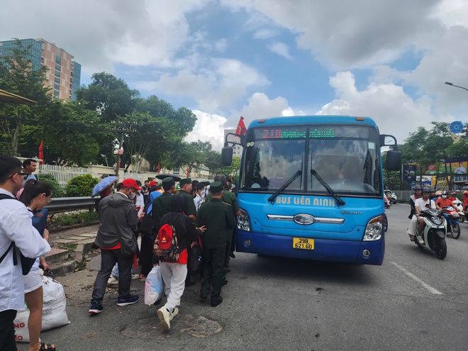 Hà Nội: Vận chuyển trên 239 nghìn lượt hành khách trong ngày Quốc khánh 2/9 - Ảnh 4.