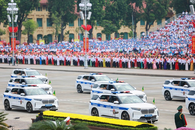 Soi kỹ dàn xe VinFast VF9, 12 xe mới thửa riêng cho Cảnh sát giao thông lần đầu lộ diện- Ảnh 7.